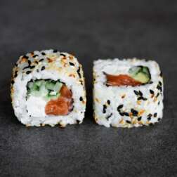 Філадельфія з лососем в кунжуті