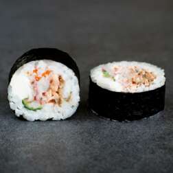 Футомакі з крабом та лососем
