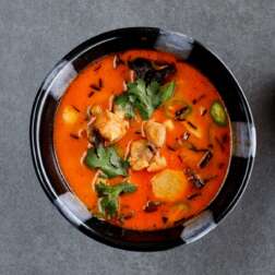 Том ям з куркою