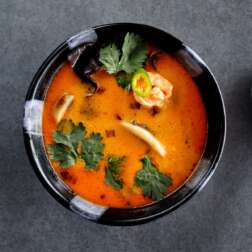 Том ям з морепродуктами